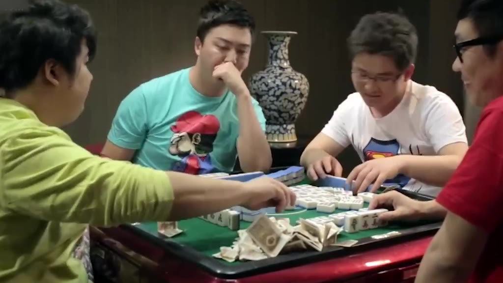沙雕错做,大鹏打麻将自摸小鸡,胡了